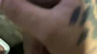 Me grabo masturbandome mientras miro a mi vecina por la ventana