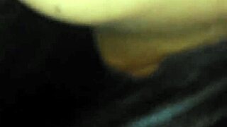 cogiendo en la cocina mientras hace videollamada para entretener a los seguidores