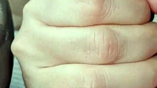 mamada en el coche traga todo y hasta se chupa los dedos