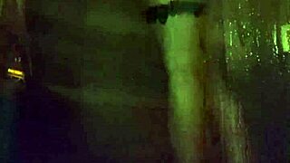 ella se ducha y yo escondo la camara para ver su cuerpo mojado.