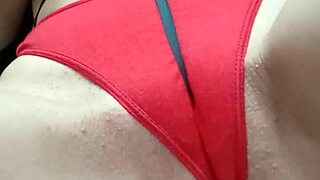 estaba jugando con una cinta y ups, pero termine masturbandome mi pussy con panties