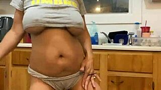 anna maria dances and does dishes with big tits 😍