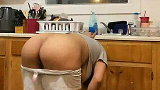 anna maria dances and does dishes with big tits 😍