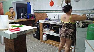 Me Follo El Co�o De La Prima De Mi Hijastro Cuando No Estaba Nadie En Casa