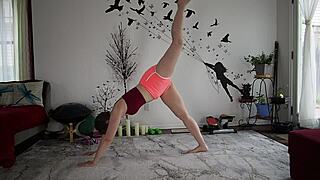 Horny Mommy Stretches In Yoga! 💪