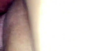 Esposa compartida con desconocido en un bar swinger lleno de lujuria y deseo