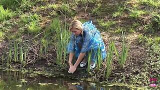 smokin hot blonde babe, i luv givin outdoor threesome blowjobs, oops!