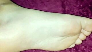 I wake my cousin with my cock on her feet, she gets excited and jerks me off with them until I cum 😍