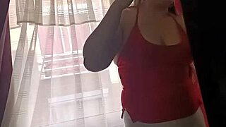 En navidad hermanastra retrasada en shorts realiza los quehaceres del hogar hasta calentarse y masturbarse su enorme cameltoe en usa 1 2 full on xred