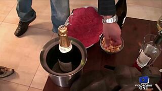 Une Blonde Et Une Brune Pour Une Orgie Hard Et Sexy