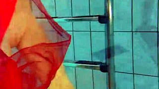 Nastya, show that hot naked body in the pool!