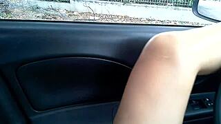 Bionda in auto si masturba con un sex toys