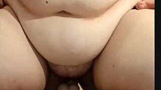 Fat girl tries wild anal with a squirting toy