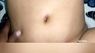 Entre A La Habitación De Mi Prima Y Estaba Muy Distraída Me Le Pego A Chuparle Su Rica Conchita Y Ella Accede A Todo Lo Demás Que Quiera Hacerle