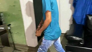 Mi hermanastro me hace sexo anal mientras descansaba mientras se corre en mi boca