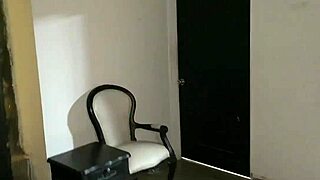 Mi hermanastro me hace sexo anal mientras descansaba mientras se corre en mi boca