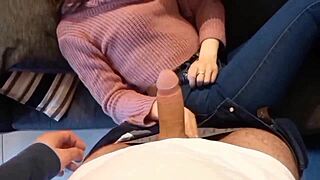 Mi tia me da una mamada cuando mi tio no esta, con ese monster cock grande