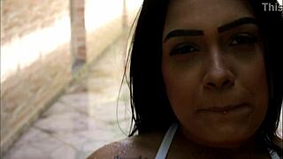 i saw minha vizinha tomando banho no quintal e fez um top lass n�o resisti quando ela jogou a parte de cima no biqu�ne em cima de mim.