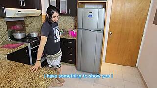 Broma a shobrina que bote agua en la cocina solo para que me muestre su enorme culo grande tengo sexo con morra sexy