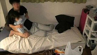 她每次留宿时总是摸我鸡巴？