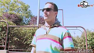 kleine sympatische britische dünne teen 18+ abgeschleppt auf der straße