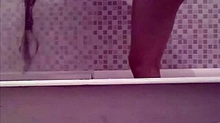 Mi hermana espiada mientras se baña en casa