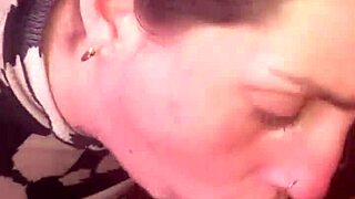 Que rica chupala que le doy me encanta babosiarla toda y que le de toda la leche en la boca