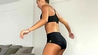 i'm sol perez showing my cameltoe in this second video