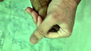 Batendo punheta no banho, parte 2, so hot! 🔥