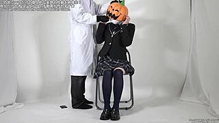 Can't take off the mask in this fetish play 😈