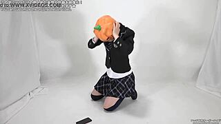 Can't take off the mask in this fetish play 😈