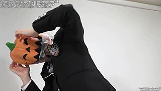 Can't take off the mask in this fetish play 😈