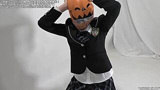 Can't take off the mask in this fetish play 😈