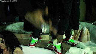 teen 18+ in ghetto offers big ass for sex and cash