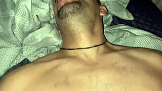 Roludos transando gostoso em cena gay quente fodendo na cama - full red