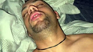 Roludos transando gostoso em cena gay quente fodendo na cama - full red