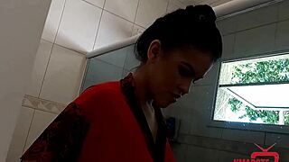 tocando uma siririca gostosa no banho depois que esfreguei minha bucetinha e fiquei toda molhada