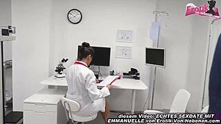 Hässlicher Patient Mann BEKOMMT BLOWJOB von Deutscher Frau Doctor in Hospital