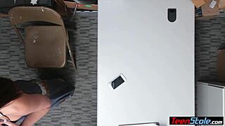 Man, this stunning thief got caught and analized by officer.