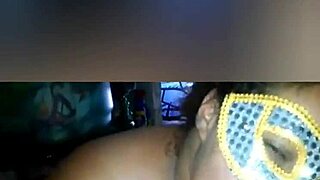 mamando e tomando leite de pica no halloween