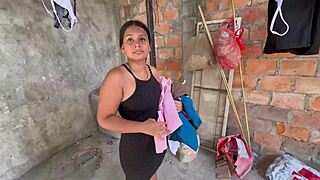 mando a lavar ropa con vecino pero le ofrezco mamada y sexo duro