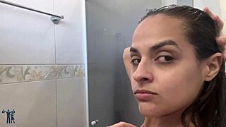 Cumshot on the shaved pussy of a beautiful MILF after a hot solo performance
