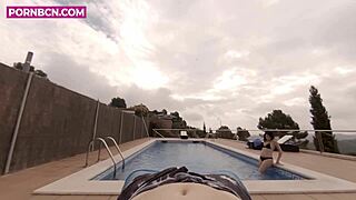 La vecina joven del quinto ninfomana entra en la piscina comunitaria cachonda y quiere follar en el exterior pov latina porno en espa�ol