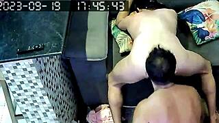 fui olhar nas cameras e vi meu namorado com o porteiro!