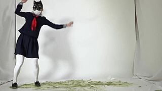 weird japanese fetish clip with leggings and balloons. totally bizarre stuff!