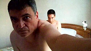 Cojida gay de perrito in a casual backyard setting.