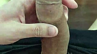 Meu penis é muito grande, quer ver um twink brasileiro brincar com ele?