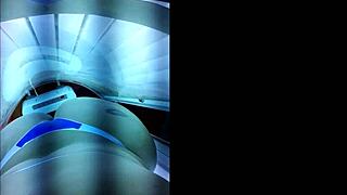 Me preparando para o amante na cabine de bronzeamento artificial - acesso ao whatsapp e conteúdos www bumbumgigante com - participe dos meus vídeos