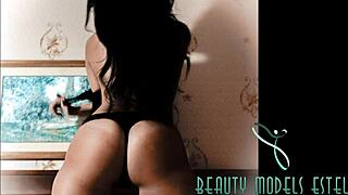 amazing brunette shows off her great ass