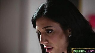 Teen lezzie squirting in kinky threesome 😈